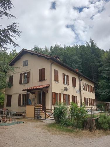 a large house with a lot of windows at Rifugio Asqua in Poppi