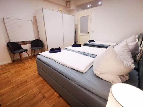 INVAL by ROCKCHAIR Apartments l SUPERHOST Status l 2 Bedrooms Boxspringbeds 2 Bathrooms in City Center "Mitte" - Cozy Maisonette Family & Business Flair welcomes you! photo 12