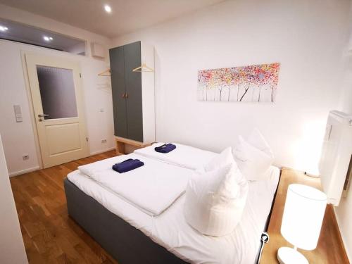 INVAL by ROCKCHAIR Apartments l SUPERHOST Status l 2 Bedrooms Boxspringbeds 2 Bathrooms in City Center "Mitte" - Cozy Maisonette Family & Business Flair welcomes you! photo 23