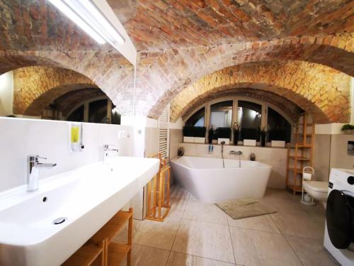 INVAL by ROCKCHAIR Apartments l SUPERHOST Status l 2 Bedrooms Boxspringbeds 2 Bathrooms in City Center "Mitte" - Cozy Maisonette Family & Business Flair welcomes you! photo 34