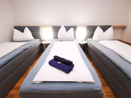 INVAL by ROCKCHAIR Apartments l SUPERHOST Status l 2 Bedrooms Boxspringbeds 2 Bathrooms in City Center "Mitte" - Cozy Maisonette Family & Business Flair welcomes you! photo 7