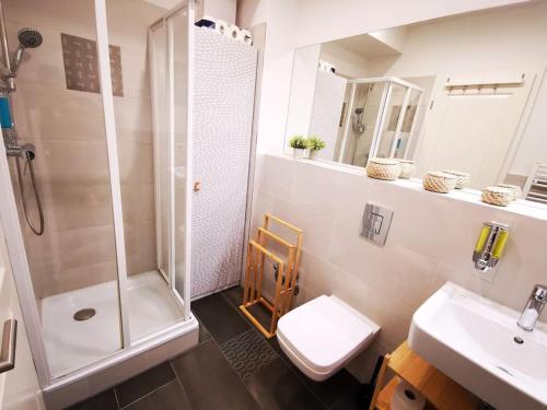 INVAL by ROCKCHAIR Apartments l SUPERHOST Status l 2 Bedrooms Boxspringbeds 2 Bathrooms in City Center "Mitte" - Cozy Maisonette Family & Business Flair welcomes you! photo 44