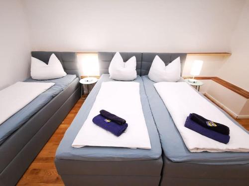 INVAL by ROCKCHAIR Apartments l SUPERHOST Status l 2 Bedrooms Boxspringbeds 2 Bathrooms in City Center "Mitte" - Cozy Maisonette Family & Business Flair welcomes you! photo 47
