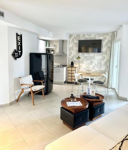 Caramel Cookie - AC, Desk with natural light, 2 balconies, WIFI and pool