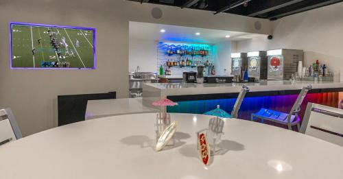 a dining room with a large white table and a bar at Holiday Inn New Orleans-Downtown Superdome by IHG in New Orleans