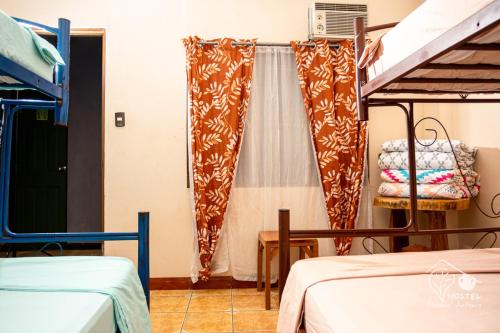 Una cama o camas en una habitación de Manuel Antonio Hostel