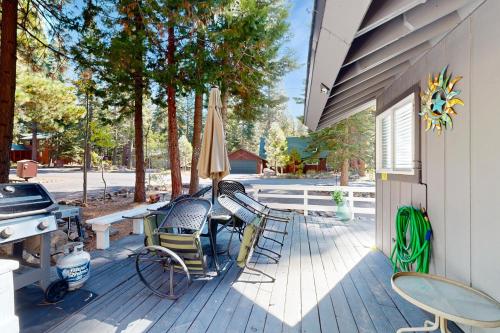 eine Terrasse mit Stühlen, einem Sonnenschirm und einem Grill in der Unterkunft Tahoe Twilight in Carnelian Bay