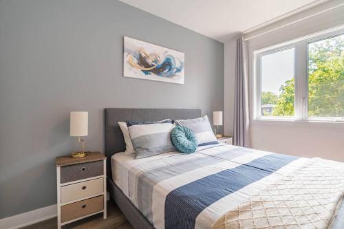 Postel nebo postele na pokoji v ubytování Morden tasteful 3BR Condo Getaway Free Parking