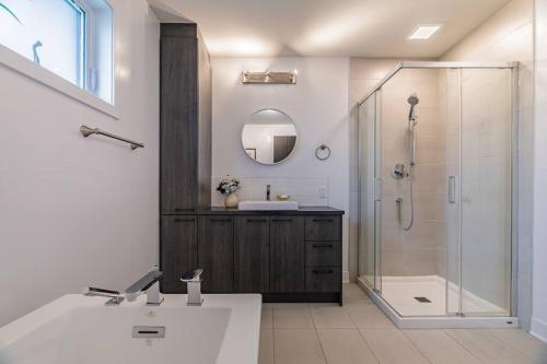 Koupelna v ubytování Morden tasteful 3BR Condo Getaway Free Parking