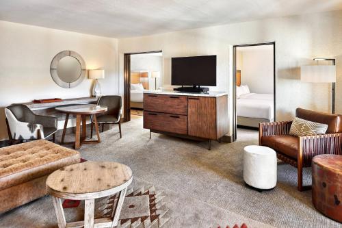 Televiisor ja/või meelelahutuskeskus majutusasutuses JW Marriott Scottsdale Camelback Inn Resort & Spa