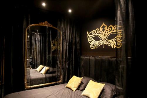 une chambre avec un grand miroir et un lit dans l'établissement LoveRoom, luxe & plaisir, à Villeurbanne