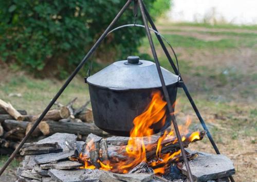 Gril dostupný pro hosty v luxury tent