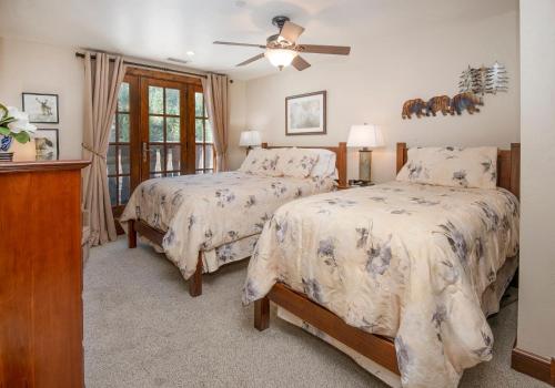 Postel nebo postele na pokoji v ubytování Ascent Residence 207