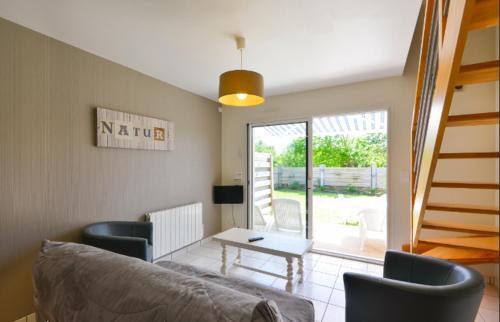 un salon avec un canapé, des chaises et une table dans l'établissement Le Clos de la Plage TY FANCH, à Erdeven