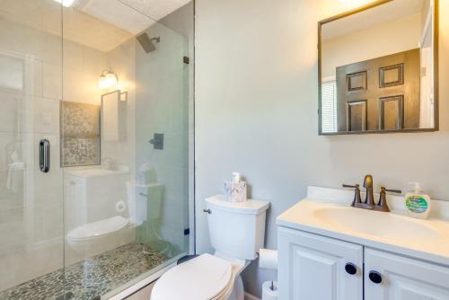 Un baño con ducha, inodoro y lavabo. en Logansport Home with Deck 4 Mi to Downtown!, en Logansport