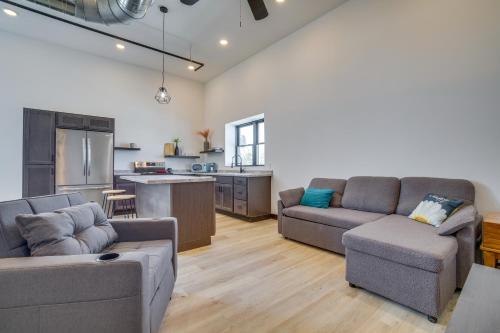 Ruang duduk di Modern, Open-Concept Apartment Downtown Cashton!