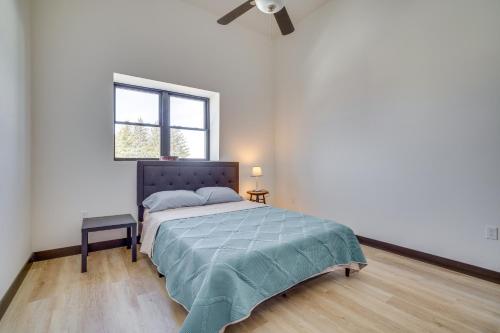 Katil atau katil-katil dalam bilik di Modern, Open-Concept Apartment Downtown Cashton!