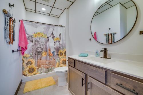 Bilik mandi di Modern, Open-Concept Apartment Downtown Cashton!