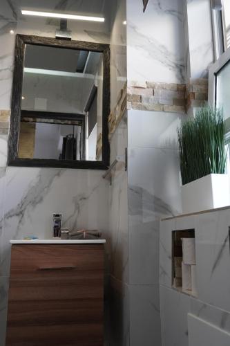 a bathroom with a sink and a mirror at AL Barbinha in Faro