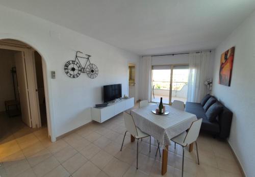 Televízia a/alebo spoločenská miestnosť v ubytovaní Apartamentos CT