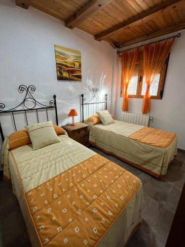a bedroom with two beds and a window at Alojamientos Bellavista in Coto Ríos