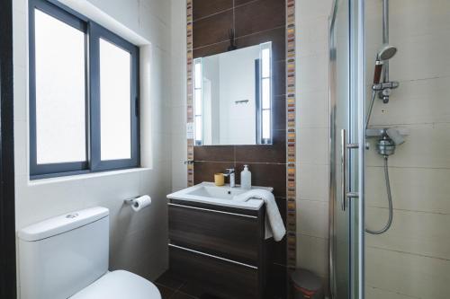 un bagno con wc, lavandino e doccia di Blossom Bliss apartment a Msida