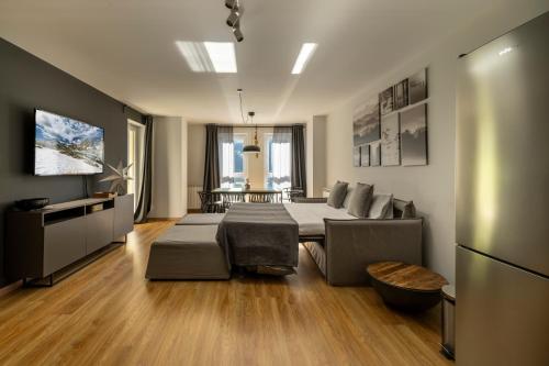 a living room with a couch and a tv at Vistas PRECIOSAS Al Valle De Arinsal - 6PAX- A Pie De Pistas & ESQUÍ - Free Parking l by BonesVacances in Arinsal