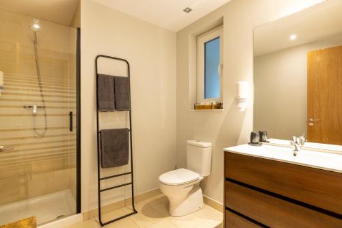 a bathroom with a toilet and a shower and a sink at Vistas PRECIOSAS Al Valle De Arinsal - 6PAX- A Pie De Pistas & ESQUÍ - Free Parking l by BonesVacances in Arinsal