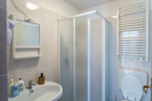 a bathroom with a shower and a sink and a toilet at B&B Casa al Mare in Marano Lagunare