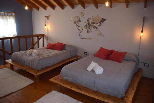 2 letti in una camera con di Cabaña La Marilena, para 2 huespedes con desayuno a El Calafate