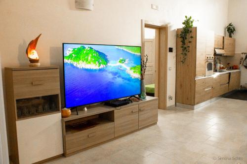 Televisyen dan/atau pusat hiburan di The Green House Suite & Apartment