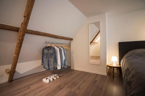 Un dormitorio con una cama y zapatos en el suelo. en Apartment Zandster, en Zandvoort