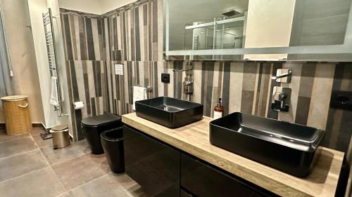 a bathroom with two sinks on a counter at Villa El Secreto Luxury con piscina, sauna e idromassaggio, vicina al mare e montagna in Borgetto