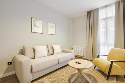 Χώρος καθιστικού στο Dobo Madrid Justicia