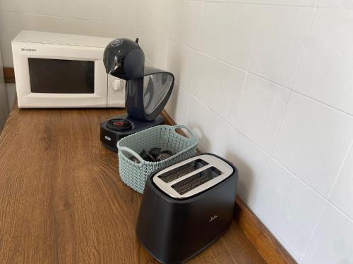 a blender sitting on a counter next to a microwave at Piso de alquiler temporal en Fuenlabrada in Fuenlabrada
