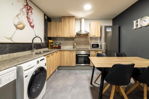 Terraza con Increibles Vistas Para 6 adultos y 2 extra niño - 3 habitaciones - 2 baños - ARINSAL - FREE PARKING l by BonesVacancesにあるキッチンまたは簡易キッチン