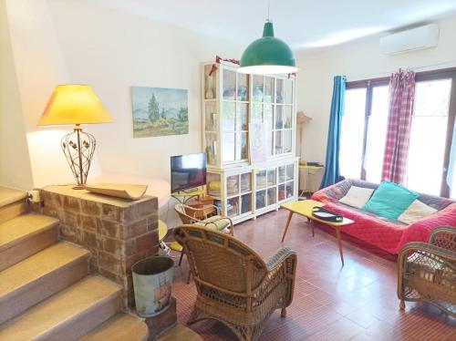 un salon avec un canapé et une cheminée dans l'établissement Maison Vintage - Clim - Wifi - Parking dans la rue, à Avignon