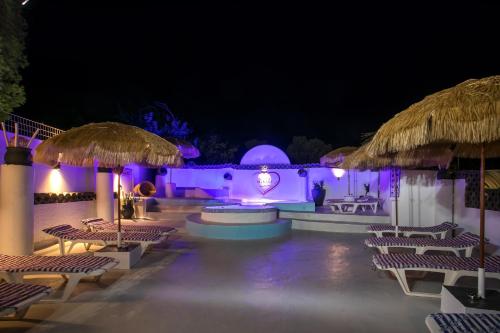 Bazén v ubytování CASA MIKELE by Sarikas - SEA SIDE SUITES and STUDIOS -adults only nebo v jeho okolí