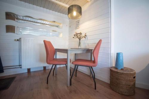 een eetkamer met een tafel en twee stoelen bij Stop & Stay 2 in Zandvoort
