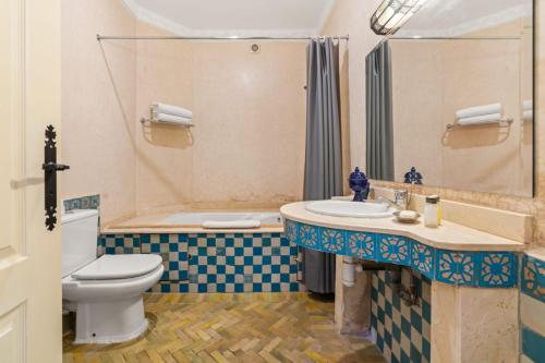 une salle de bain avec toilettes, lavabo et baignoire dans l'établissement Villa Des 3 Golfs, à Marrakech