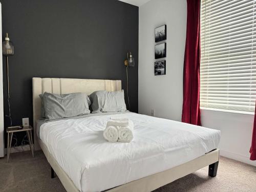 En eller flere senge i et værelse på Luxury 2B2B Penthouse with Balcony Downtown 542Blvd