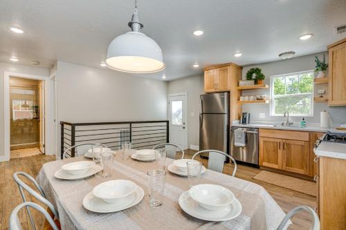 Mountain-View Cedar City Home with Large Yard!にあるキッチンまたは簡易キッチン
