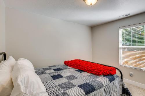 Mountain-View Cedar City Home with Large Yard!にあるベッド