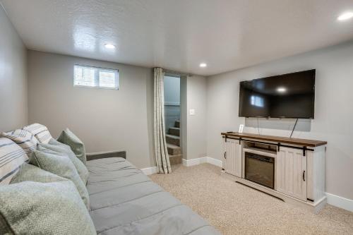 Mountain-View Cedar City Home with Large Yard!にあるテレビまたはエンターテインメントセンター