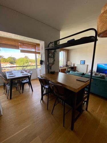 - un salon avec une table et une mezzanine dans l'établissement Appartement de 80m2 dans la forêt de Tanchet, à Les Sables-dʼOlonne