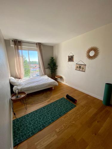 une chambre avec un lit et un tapis vert dans l'établissement Appartement de 80m2 dans la forêt de Tanchet, à Les Sables-dʼOlonne