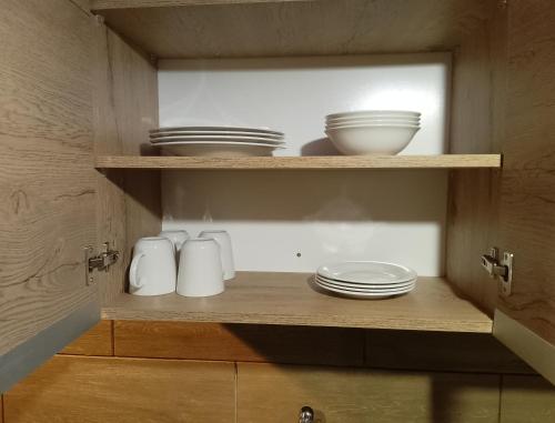 un armario con platos y tazones y platos en él en Casa Peter, en Huancayo