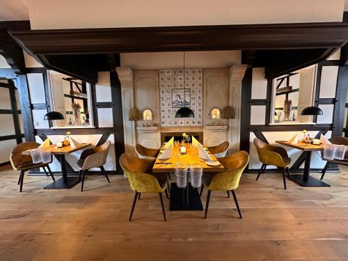 a restaurant with tables and chairs in a room at Landhaus Bruckmann in Saerbeck