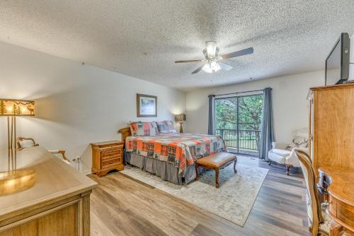 Ένα ή περισσότερα κρεβάτια σε δωμάτιο στο Ruidoso Home with Hot Tub and Sierra Blanca Views