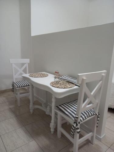 a white table with two chairs and a white table and chairs at Parque in Gualeguaychú